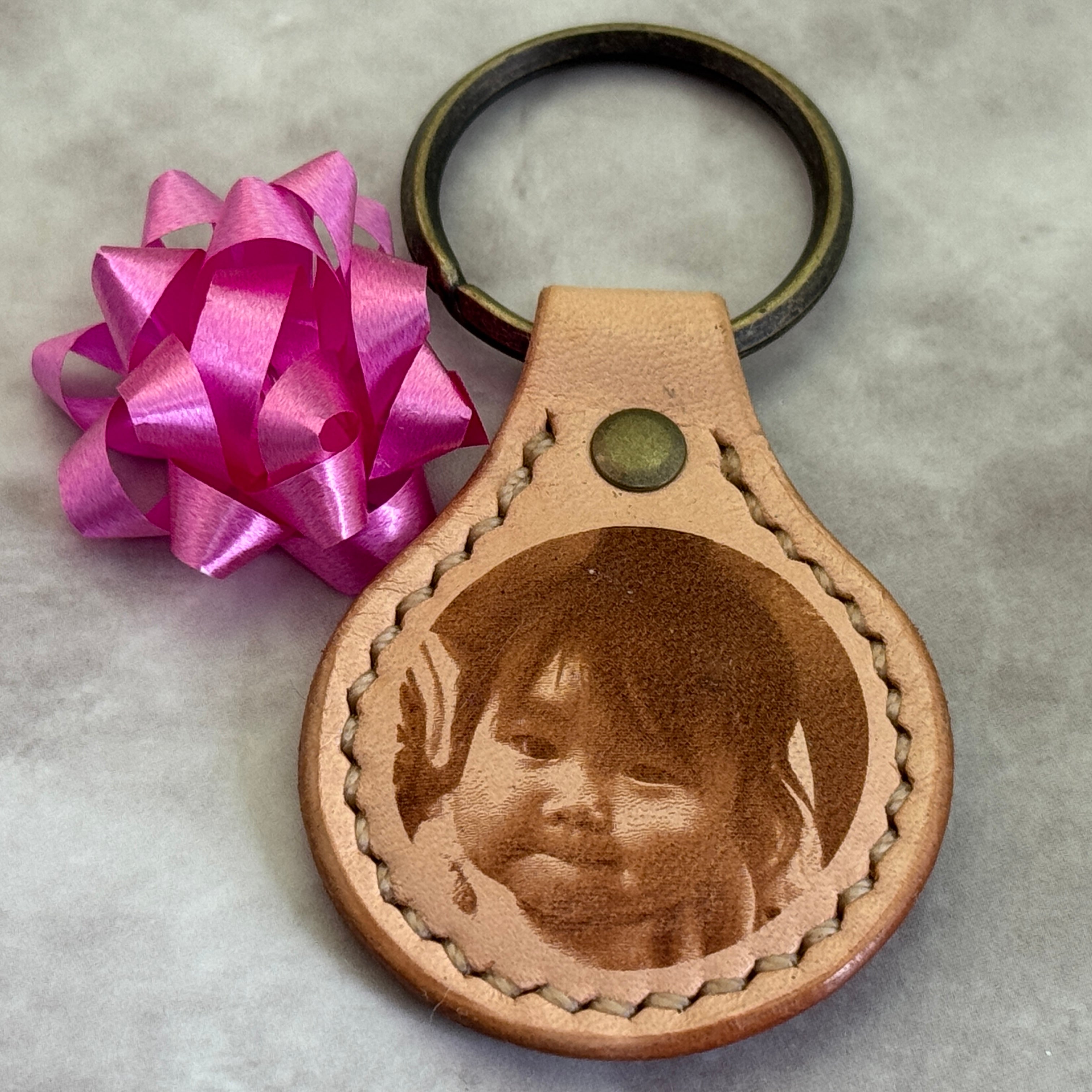 ヌメ革キーホルダー（写真、名入れ込み）